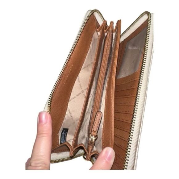 Michael Kors Wallet - Picture 5 of 8